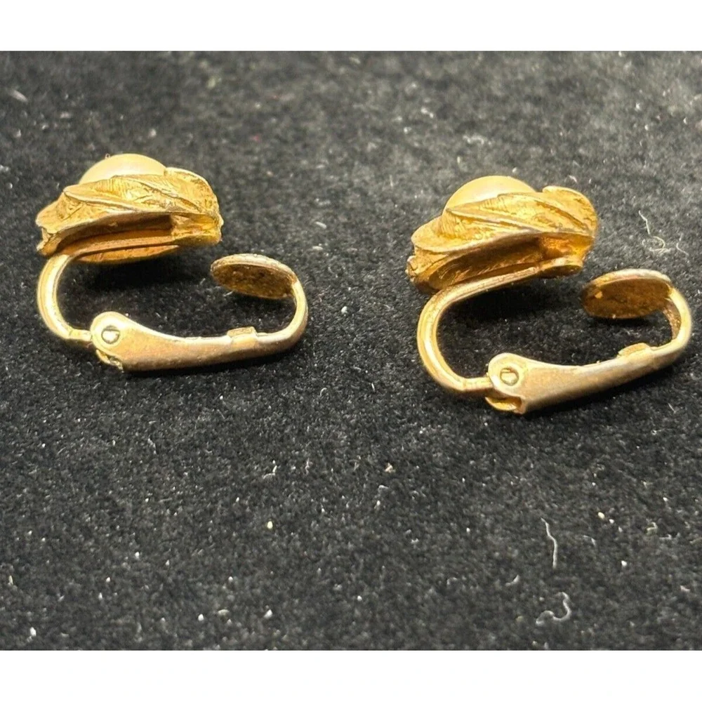 Earrings Gold Tone With Dainty Pearl Granny Chic Vintage Clip On - Picture 4 of 6